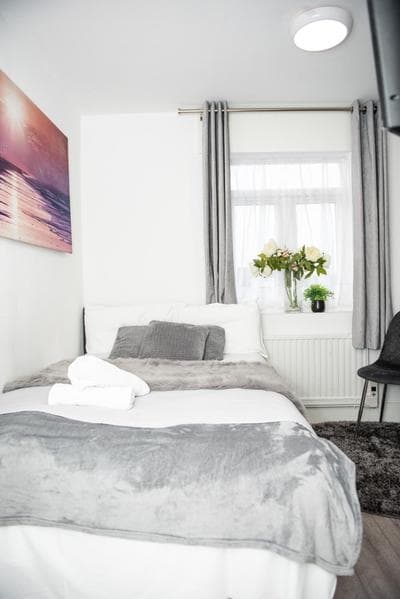 Small But Cozy Studio, Great Tube Connection (D)