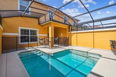 Cheerfull 4-bedrrom townhouse with pool