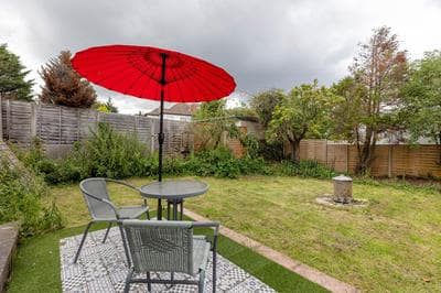 Cosy 2 bedroom apartment near WEMBLEY, garden, late check in