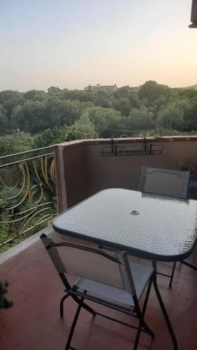 Bivani in ampio parco a verde sul mare