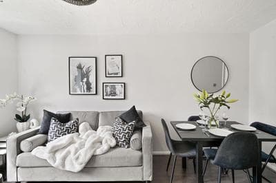 Luxury 1 bed flat South Woodford with parking - minutes walk to Central line Zone 4