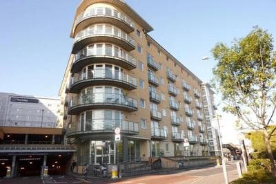 BookApartments.CoHeathrow - Top Apartment Skyline views