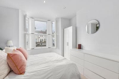 Lovely 2 bed Streatham apt with outside dining