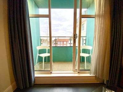 Incredible Apartment - Amazing Location - Free Parking & WiFi!