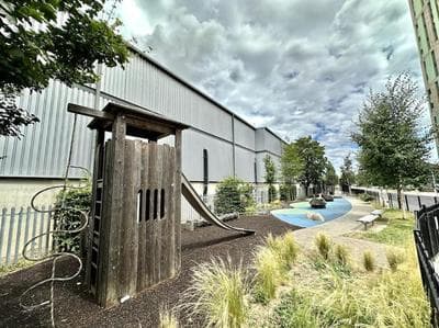 3BD Penthouse With Patio, Greenwich
