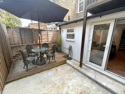 Two bedroom Flat with Private Patio in Battersea