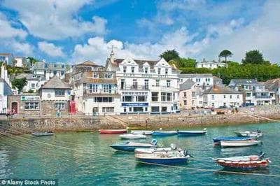 Gorgeous 3 bed house with sea views and hot tub