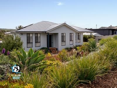 4BR Contemporary Coastal Home with Rural Outlook