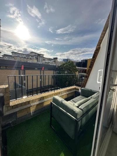 Modern Studio Flat with Balcony in Heart of London