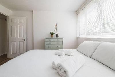 Stylish & Tranquil Flat with Excellent Connections