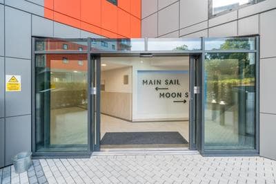 Skyvillion - London Top Floor Apartments With River Thames Views by Woolwich Ferry, Near London Excel, O2 Arena, City Airport, Free WiFi & Parking, GREAT R