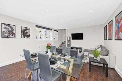 Large 3 Bedroom 2 Bath Townhouse Clost to The City of London