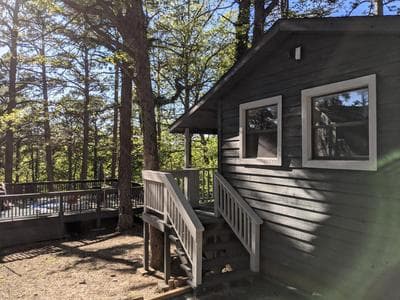 Dog‑Friendly Cabin w/ Trail-Hot Tub-Full Kitchen