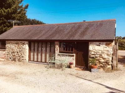 Cozy, open plan barn with log burner