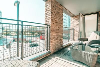 Luxury Greenwich 2Bed 2Bath Apt - Sleep 6 Guest- 1 min from station - close to Greenwich Maritime- Playstation provided