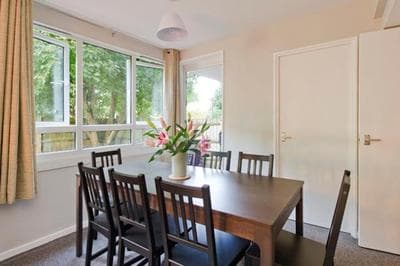 JOIVY Spacious apt with private yard in Notting Hill
