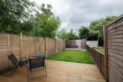Free Parking Good location With Garden