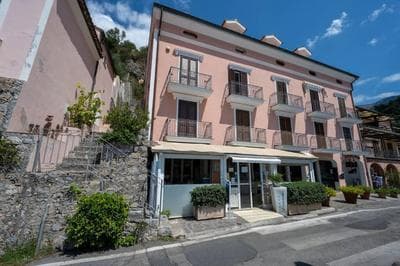 Attractive recently renovated entire Flat in Port