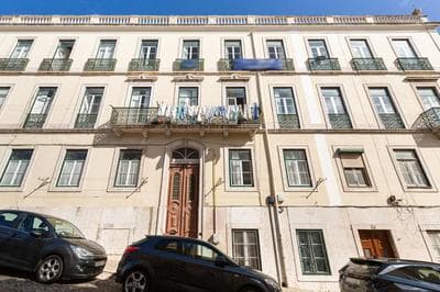 4BR Lisbon Apartment - Central Location