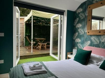 Stylish Coastal Retreat with Hot Tub & Log Burner in Margate