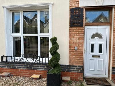 North London A spacious 7 bedroom house accommodating up to 18 people complete with own gym and table tennis