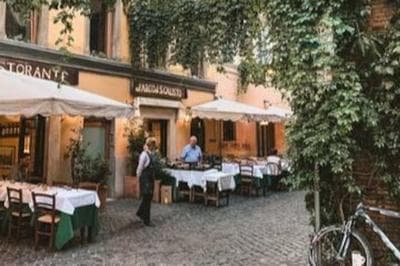 Peaceful apartment in piazza Venezia's alleys