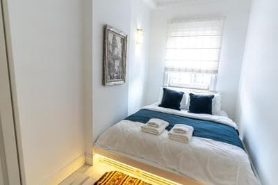 Cozy Getaway - Warmth and Comfort in the City