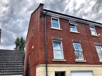 A 3 bedroom townhouse is located in the centre of Newbury
