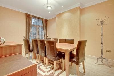 Noel Oasis : London Retreat