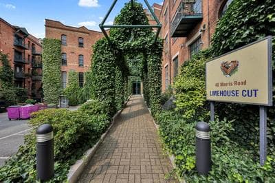 Large Industrial Style 2 Bedroom Apartment Short Term Rental & Flexible Renting Canary Wharf With Free WiFi