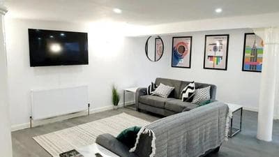 2 Bed Basement Apartment Short Term Rental & Flexible Renting Shoreditch With Free WiFi !