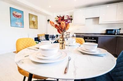 High End London Flat Close to Station - 10mins to Central London