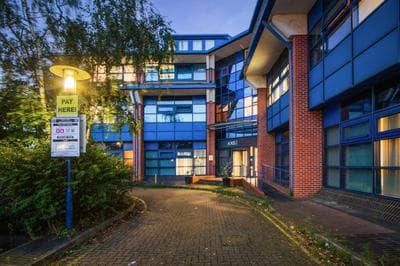 Heathrow 2-Bedroom Urban Oasis