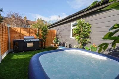 Luxury Versace Sleeps10 HotTub Pool Table SkyTV