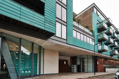Bright 2 bedroom flat in Old Street with balcony