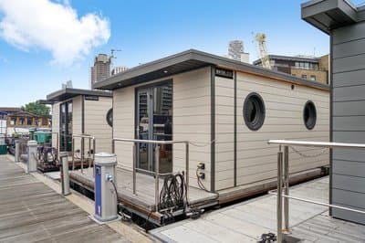 London Water Lodge Retreat - Sleeps 6