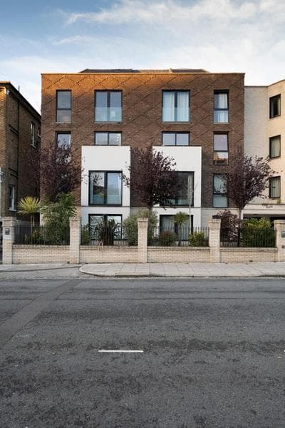 Bright & Quiet - Spacious Apt with Balcony & Lift