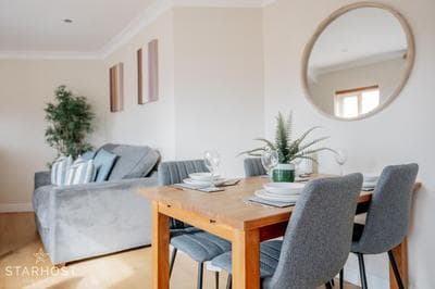 StarHost Residences - Smart 2 Bedroom Apartment in Newbury