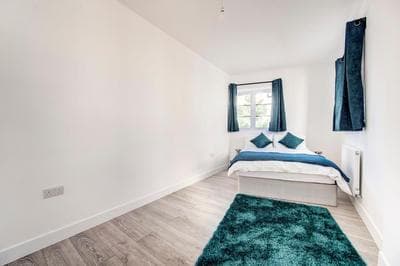 2 bedroom apartment with large rooms and Wi-Fi
