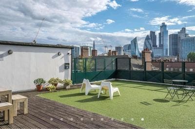 Luxury Artsy 2 Bedroom with Balcony - Great Location Central London - Great for Couples Digital Nomads and Families
