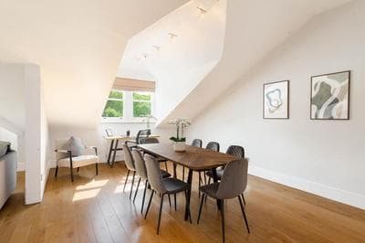 Lovely Central Apartment with Park Views