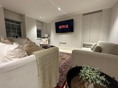 Chic Covent Garden Apartment By Sloanes Group