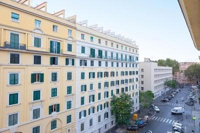 Elegant Roman Suite Near the Colosseum and Metro