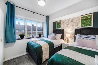 Boutique Shepherds Bush Abode- Garden- Sleeps 12