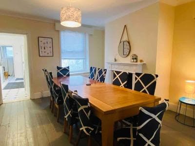 7 Bedroom House in Town Centre near Beach - Sleeps 13