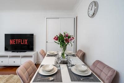 Stylish Deluxe 2BR Duplex - Parking - Near Canary Wharf