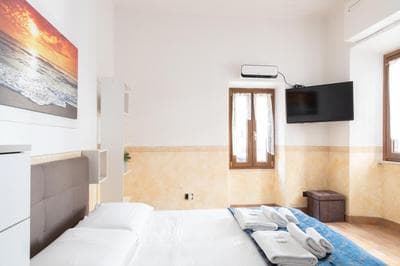 Monti Home - 5 Minute Walk to Colosseum & Metro