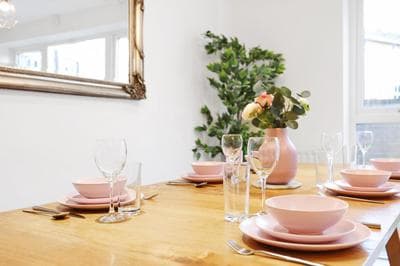 Lovely 3 Bedroom House Short Term Rental & Flexible Renting Limehouse with private parking and garden!