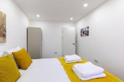 4bed 11 occupancy large flat elizabeth line west london flat free parking