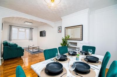 Impeccable 3-Bed House in Abbeywood